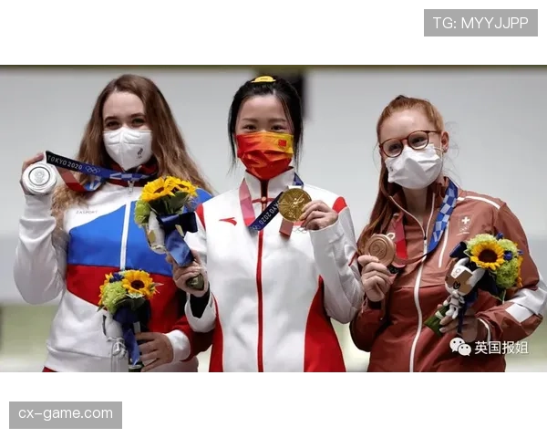 杨倩笑得像邻家妹妹，肩上的包却在提醒你：这圈层有点远